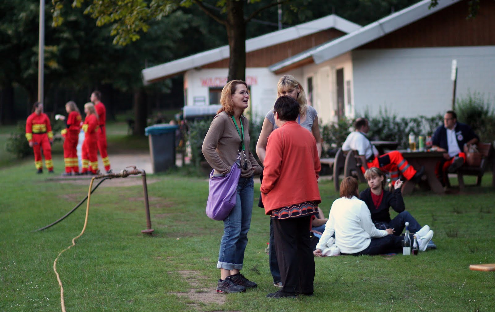 Menschen im Freien bei einer Veranstaltung