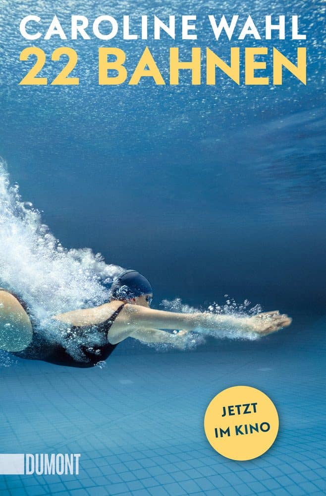 Unterwasseraufnahme: Schwimmerin im Pool.