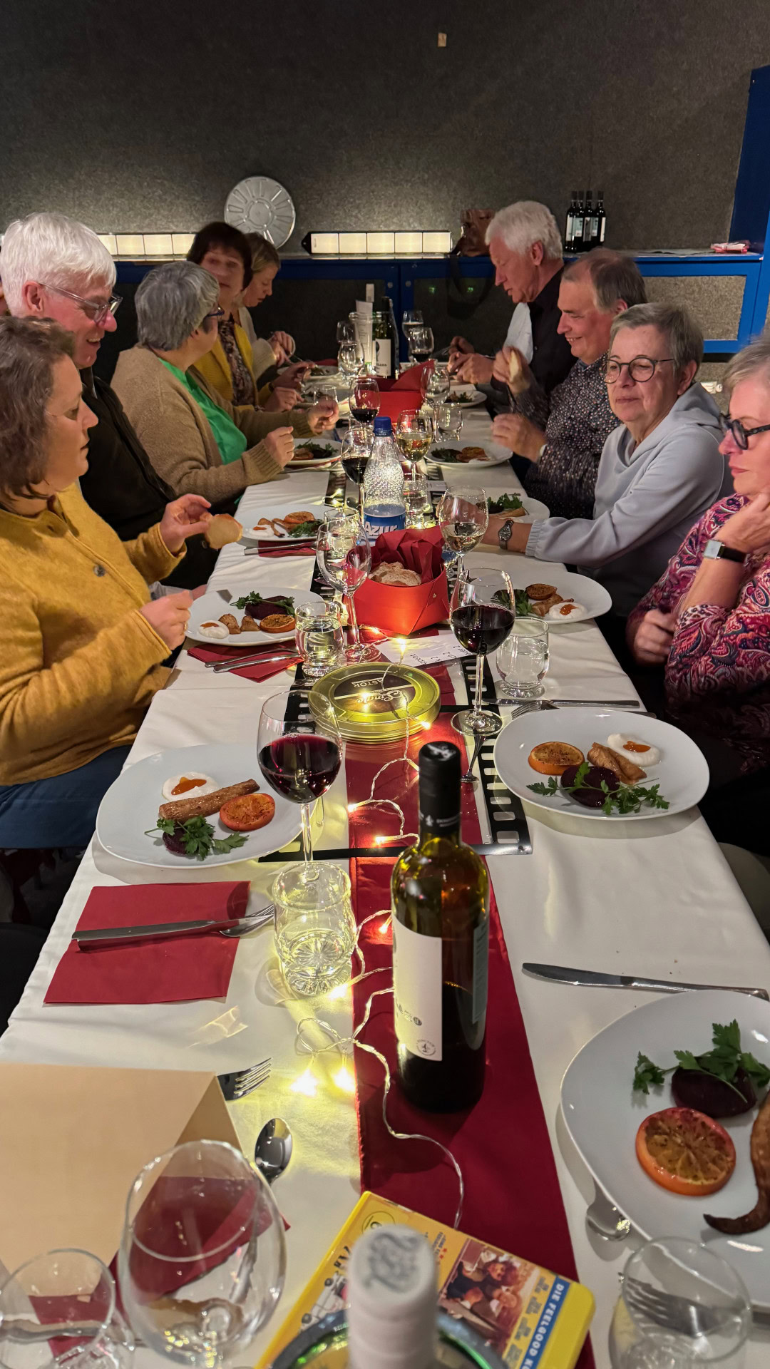 Geselliges Abendessen mit Wein und dekoriertem Tisch