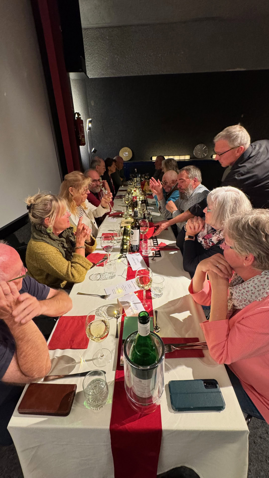 Ältere Personen beim Abendessen in einem Restaurant.