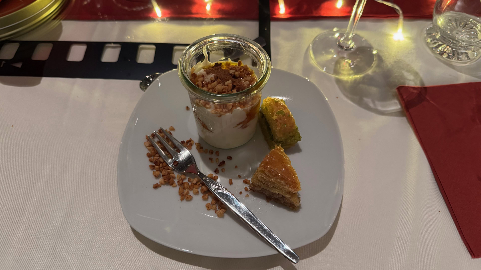 Dessertteller mit Joghurt und Baklava auf Tisch