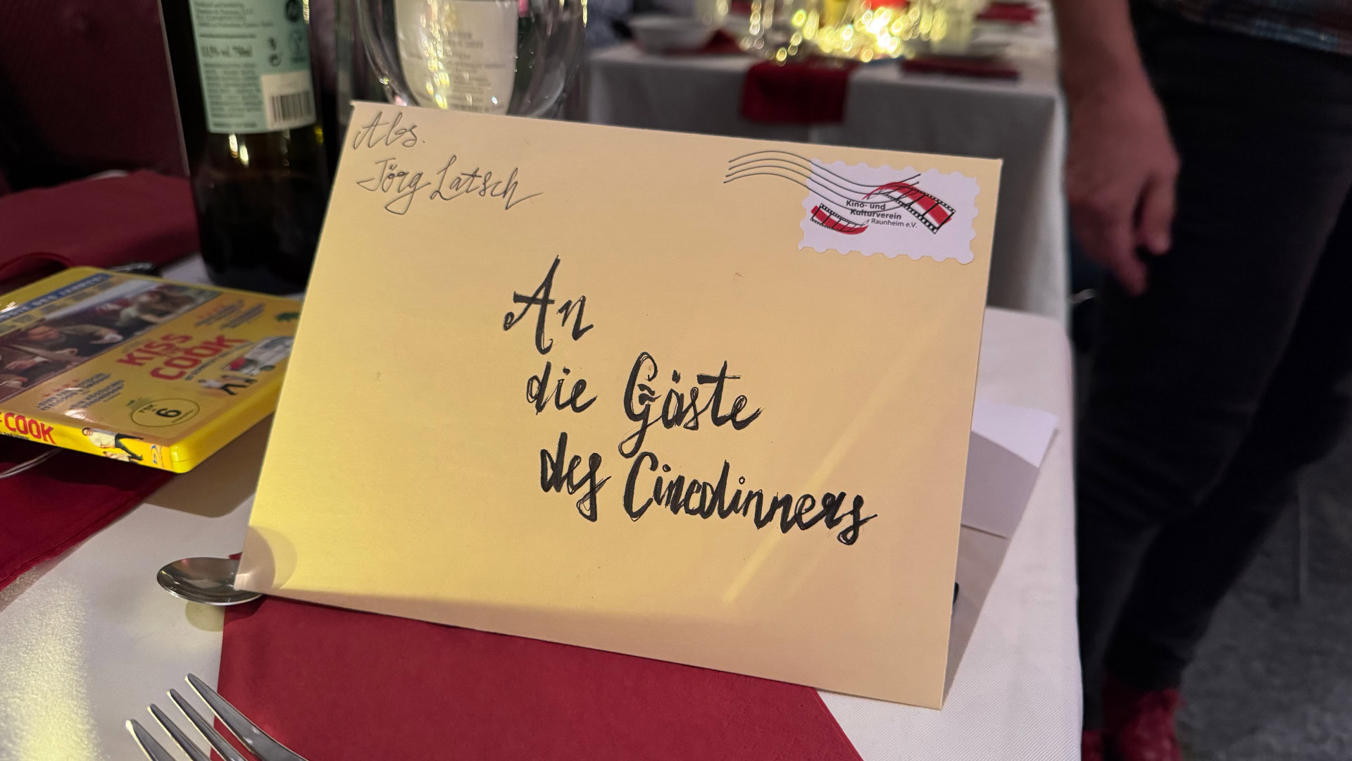 Tischkarte für Gäste des Cinodinners auf dem Tisch