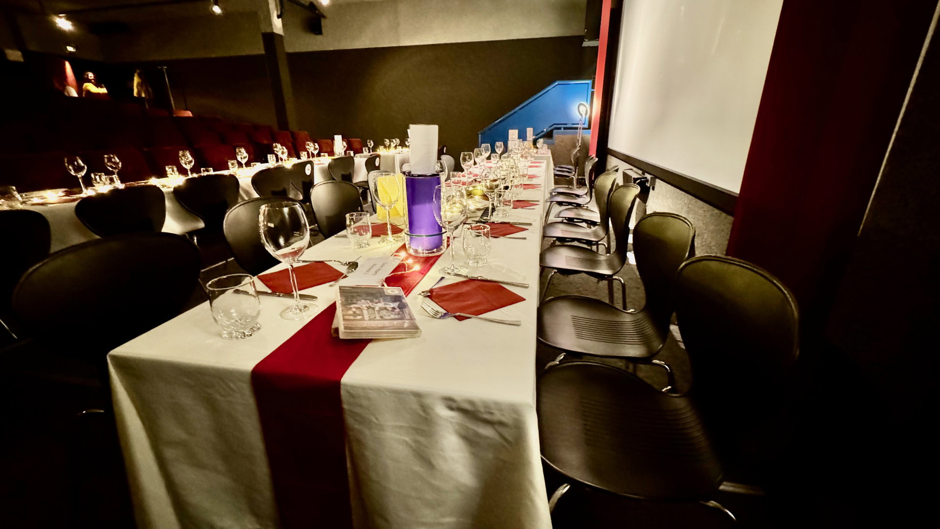 Eleganter Tisch für festliches Abendessen im Kino.