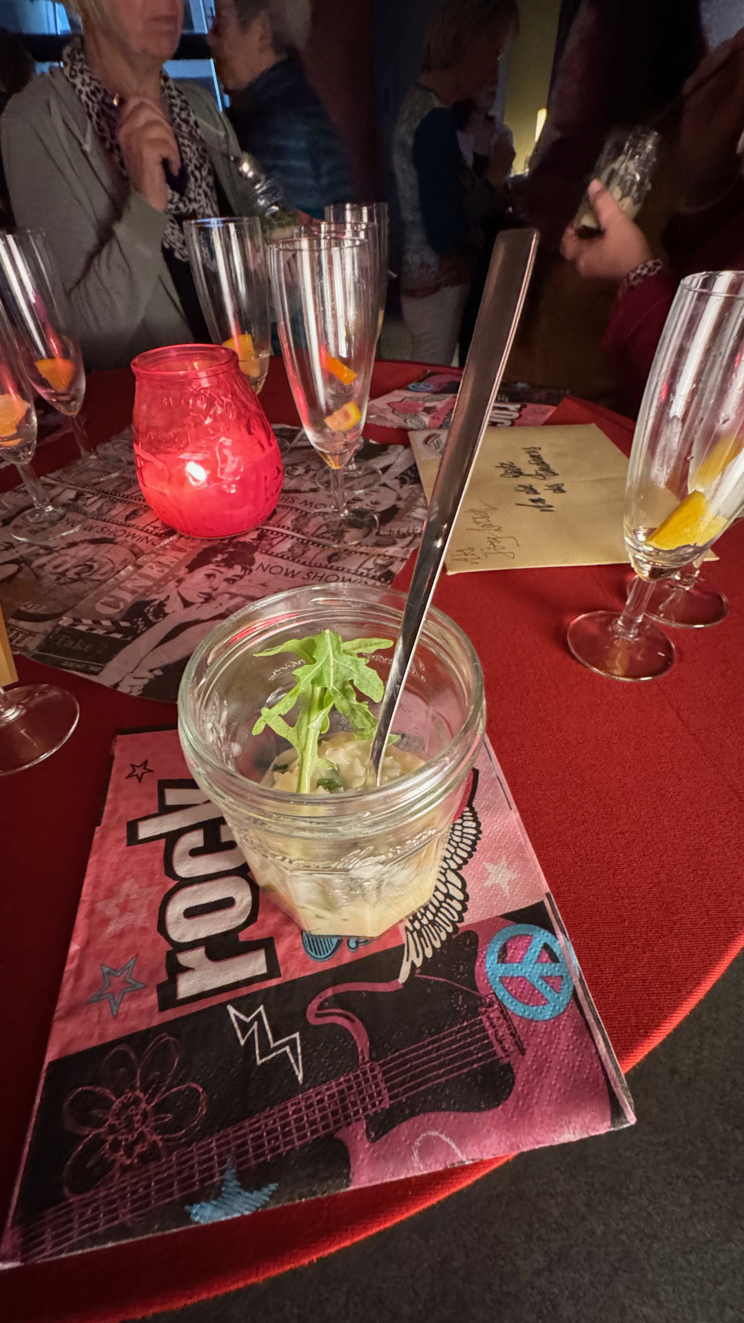Dekorativ eingedeckter Tisch mit Getränken und Snacks.