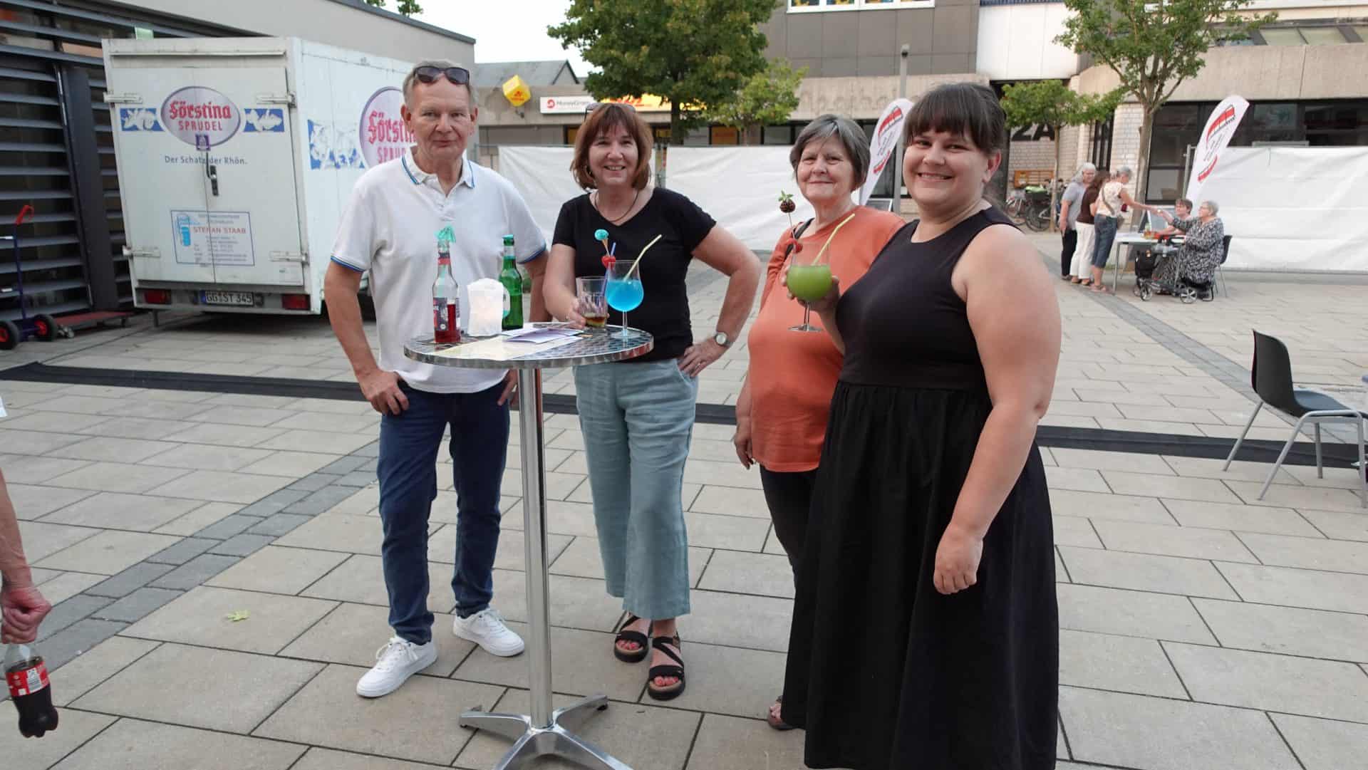 Gruppentreffen auf dem Platz mit Getränken