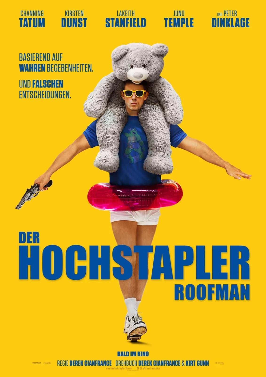 Mann mit Teddybär und Schwimmring auf gelbem Hintergrund