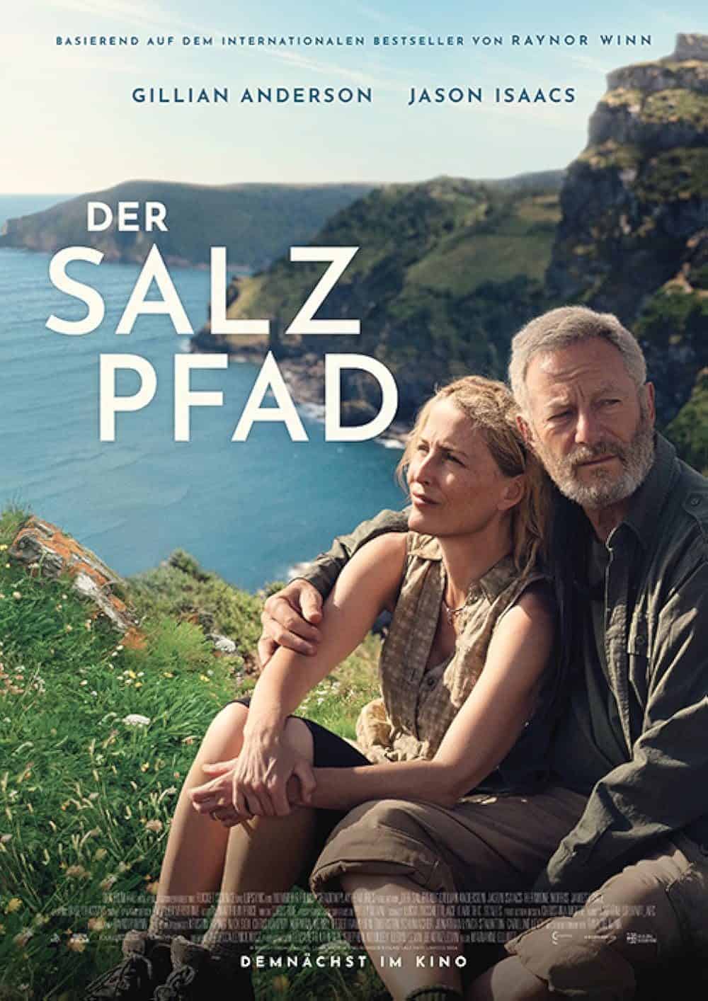 Filmplakat Der Salzpfad mit Paar und Küstenlandschaft.