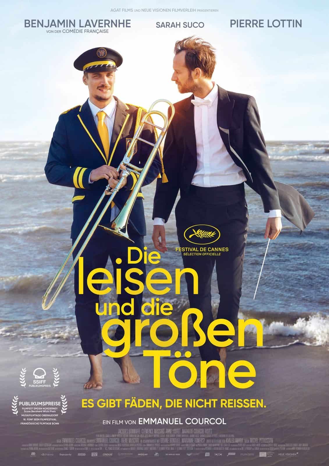 Filmposter mit Musikern am Strand in Uniform.