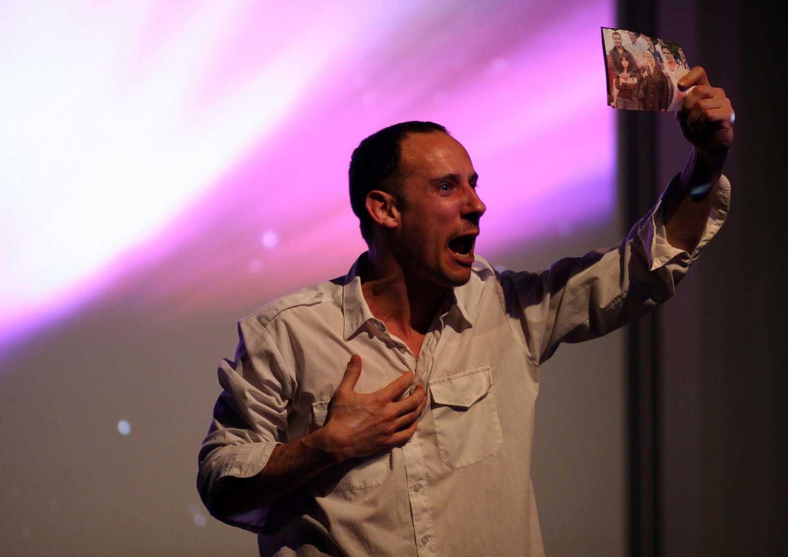 Mann hält Foto, emotionale Rede