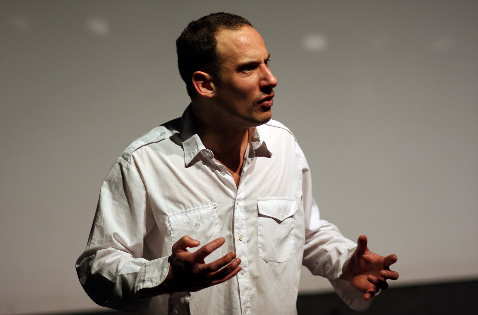 Mann hält eine Rede.