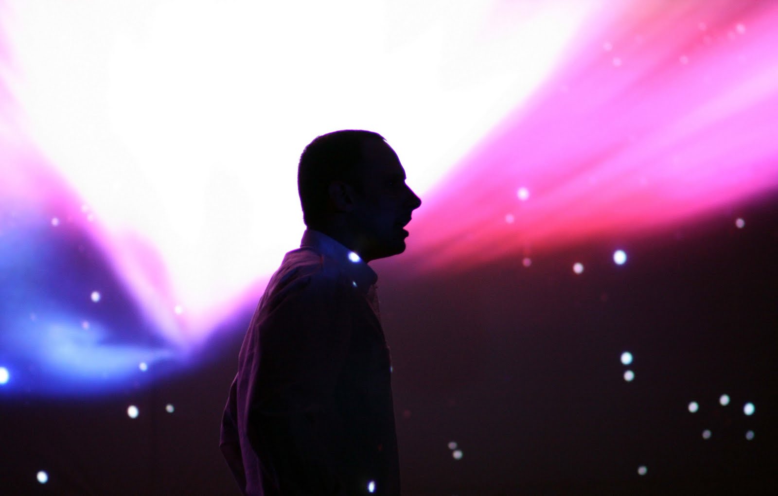 Silhouette einer Person vor buntem Hintergrund