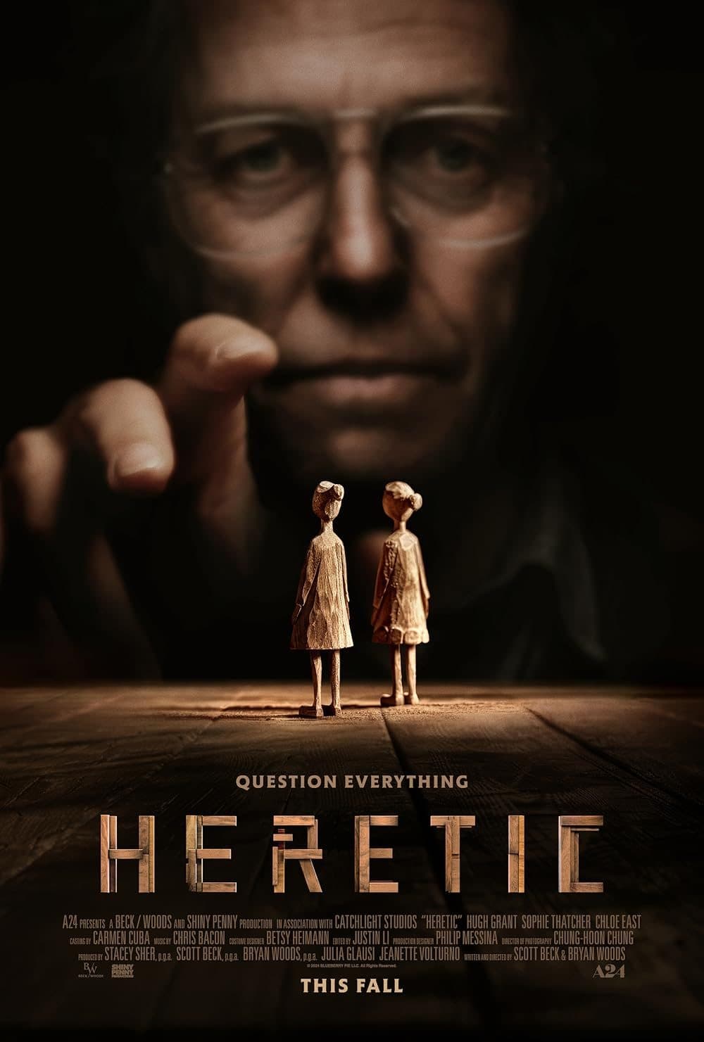 Filmplakat Heretic mit Holzfiguren und Hand.