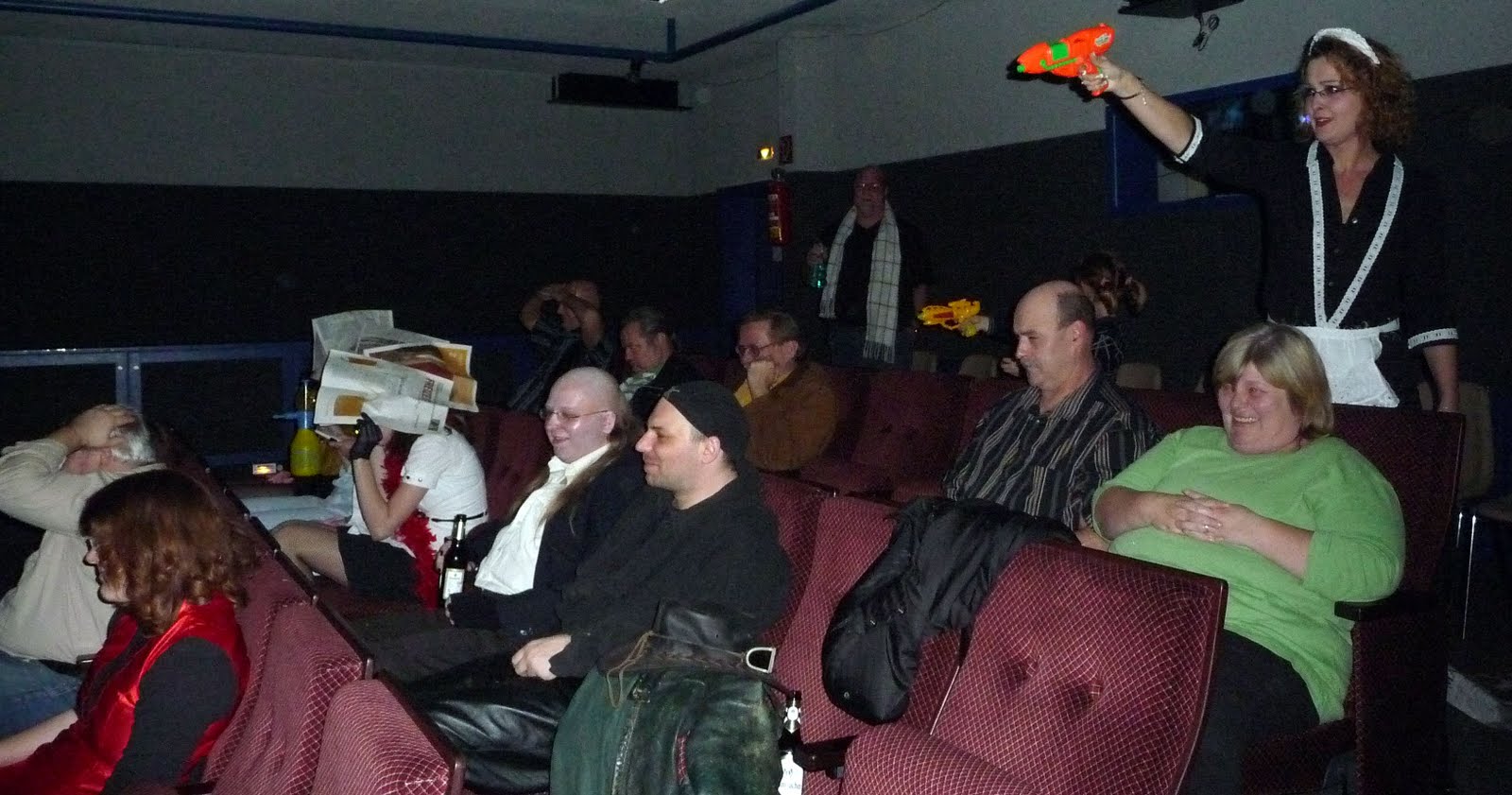 Menschen im Kino, Frau mit Wasserspritzpistole