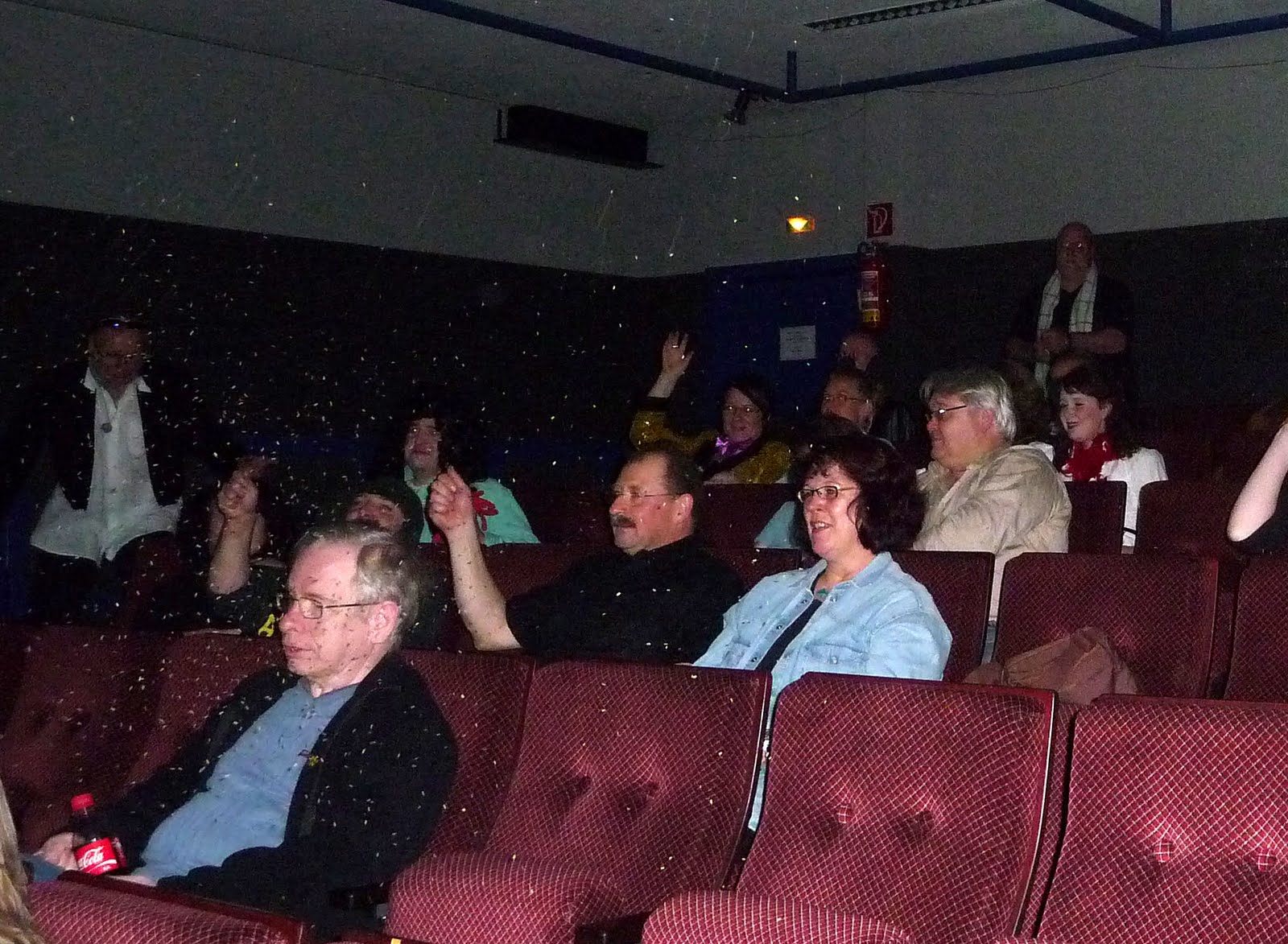 Menschen sitzen in einem Kino