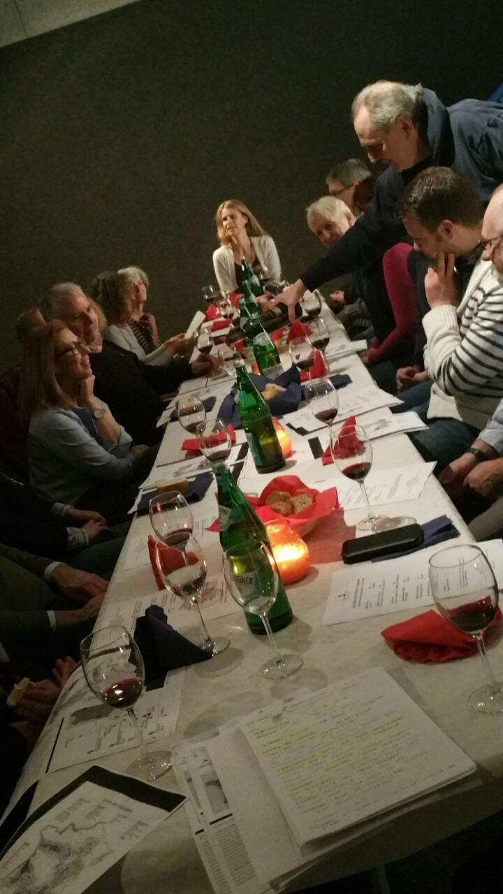 Menschen bei einem Abendessen mit Wein.