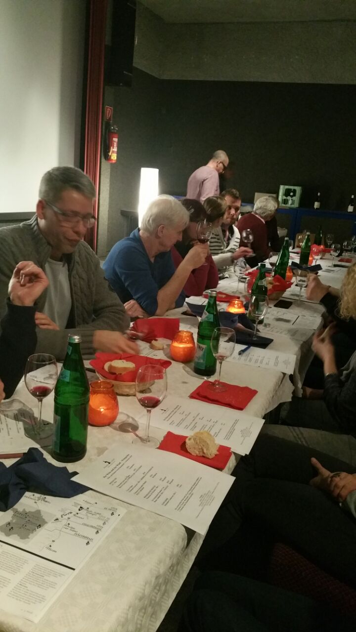 Personen bei einer Weinprobe.
