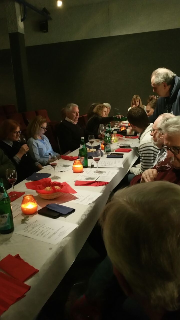 Menschen bei einem Abendessen in einem Raum.
