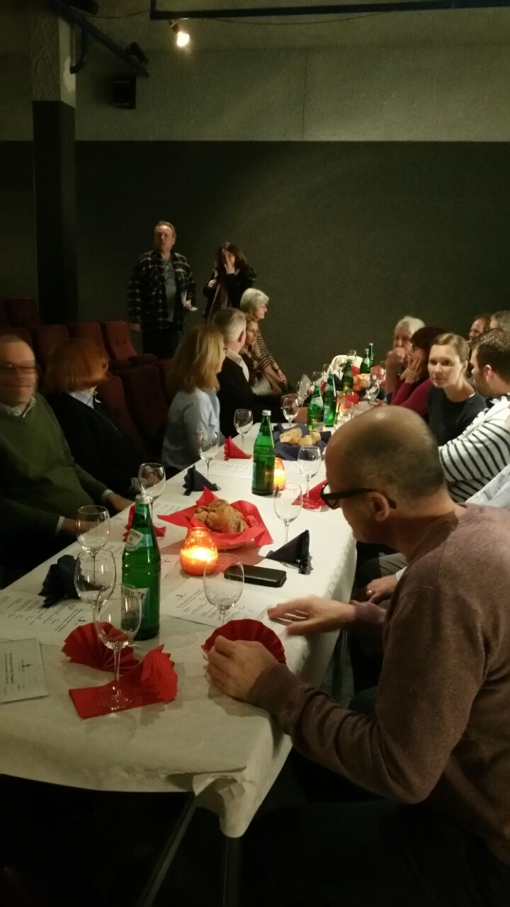 Menschen beim Abendessen in einem Restaurant