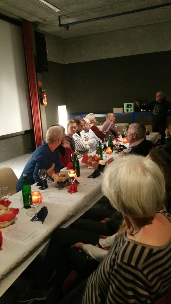 Menschen unterhalten sich bei einem Tischdinner.