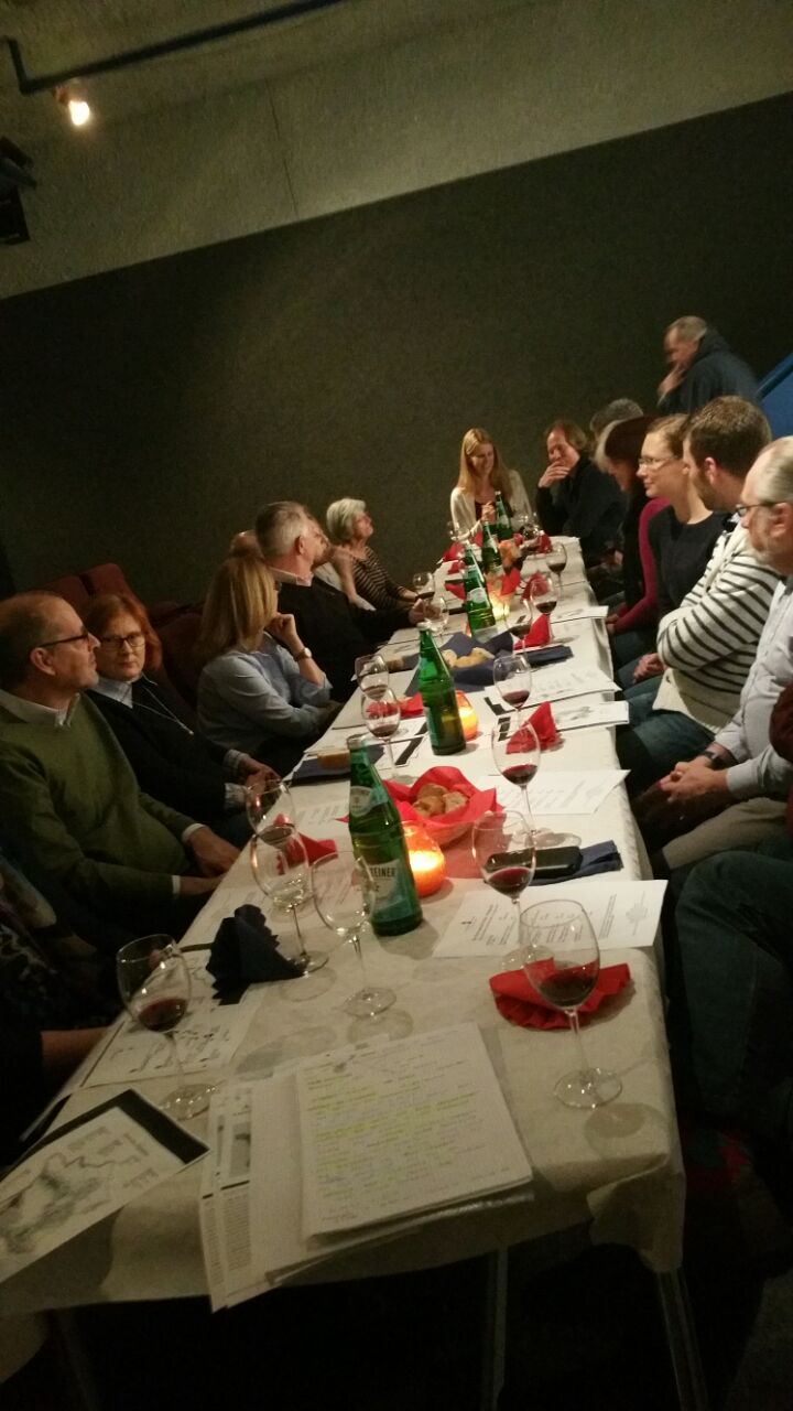 Menschen sitzen am Tisch in einem Restaurant