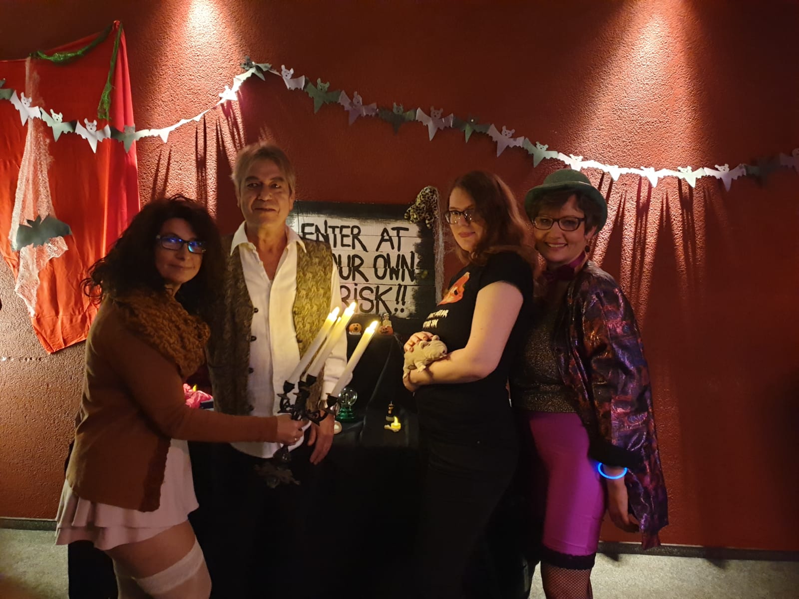 Vier Personen bei einer Halloween-Party