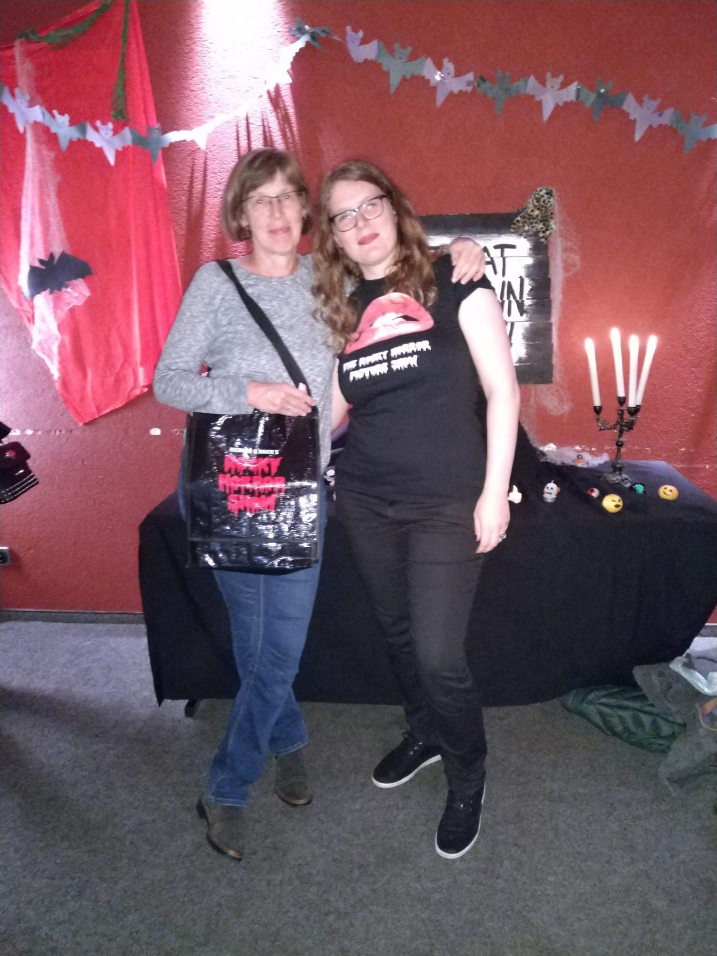 Zwei Frauen bei Halloween-Event mit Dekoration.