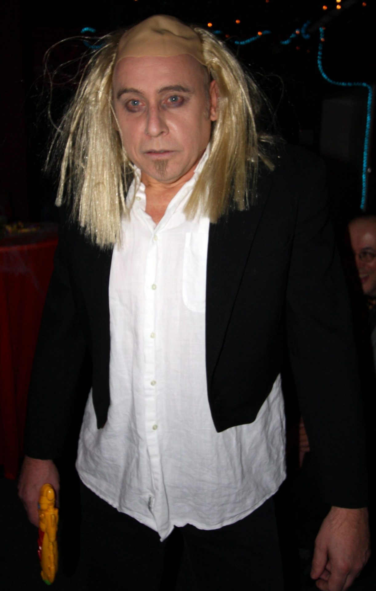 Mann mit blonder Perücke auf Party