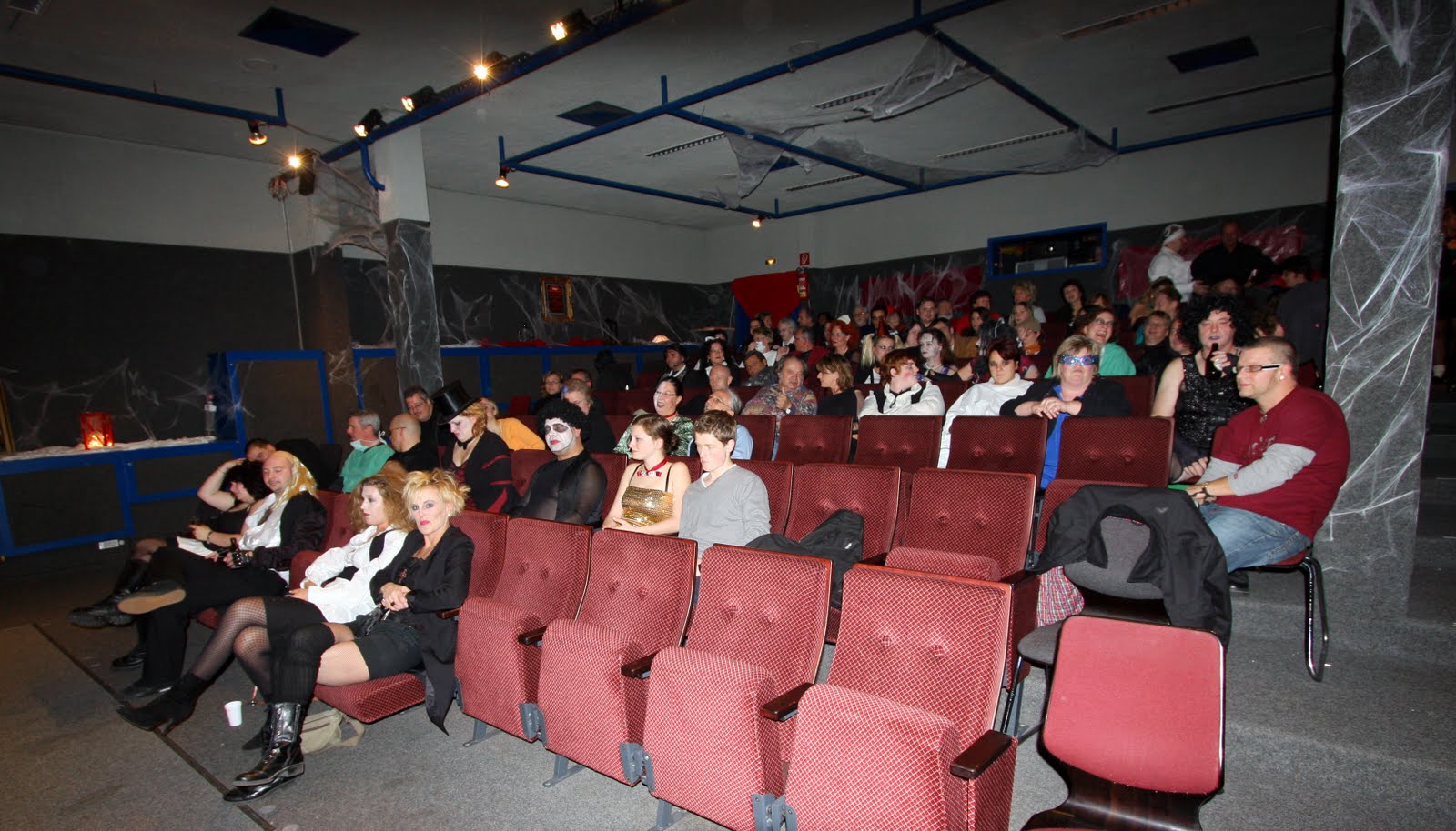 Publikum im Theater, Kostümveranstaltung.