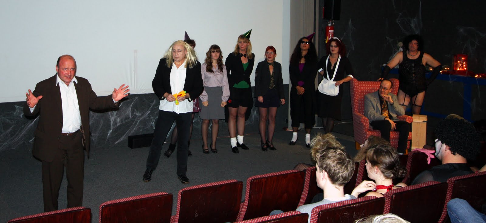Theateraufführung mit verkleideten Schauspielern auf der Bühne.