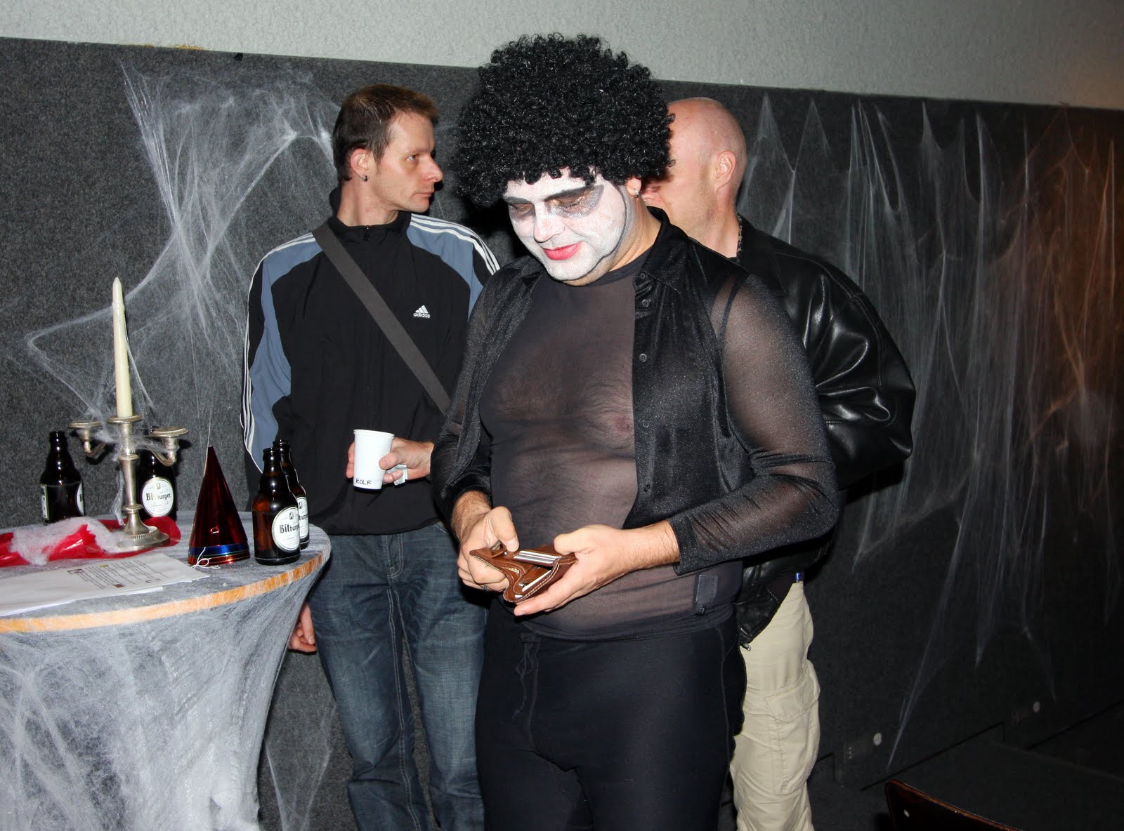 Mann im Kostüm auf Halloween-Party