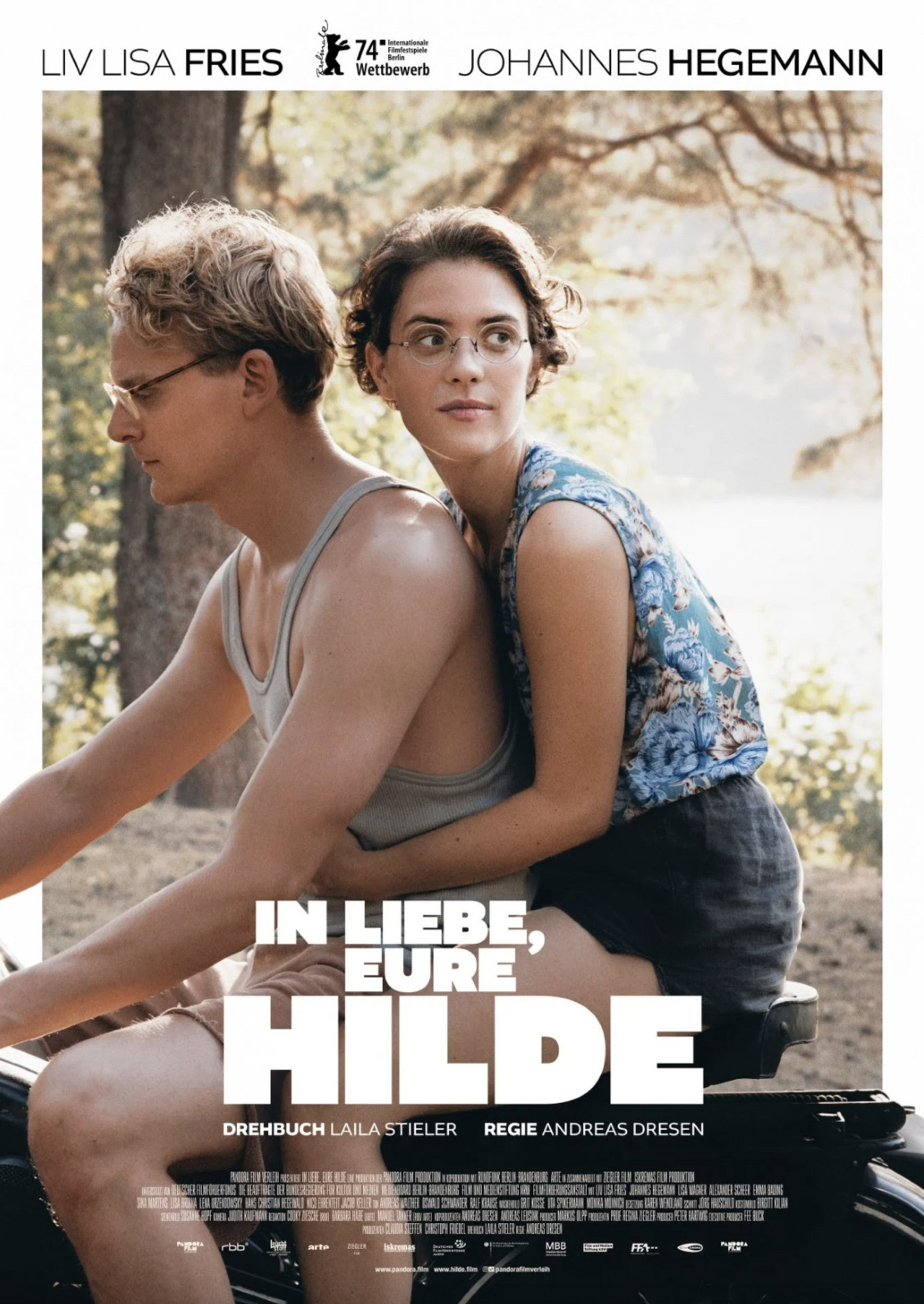 Filmplakat: In Liebe, Eure Hilde, zwei Personen auf Motorrad.