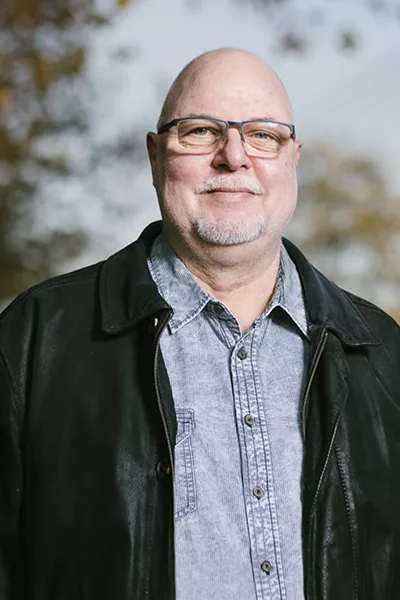 Mann im Freien mit Lederjacke