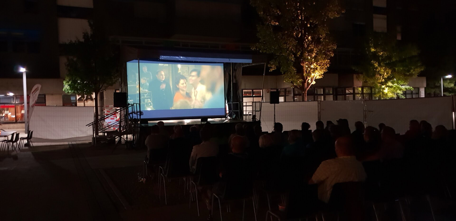 Open-Air-Kino bei Nacht.