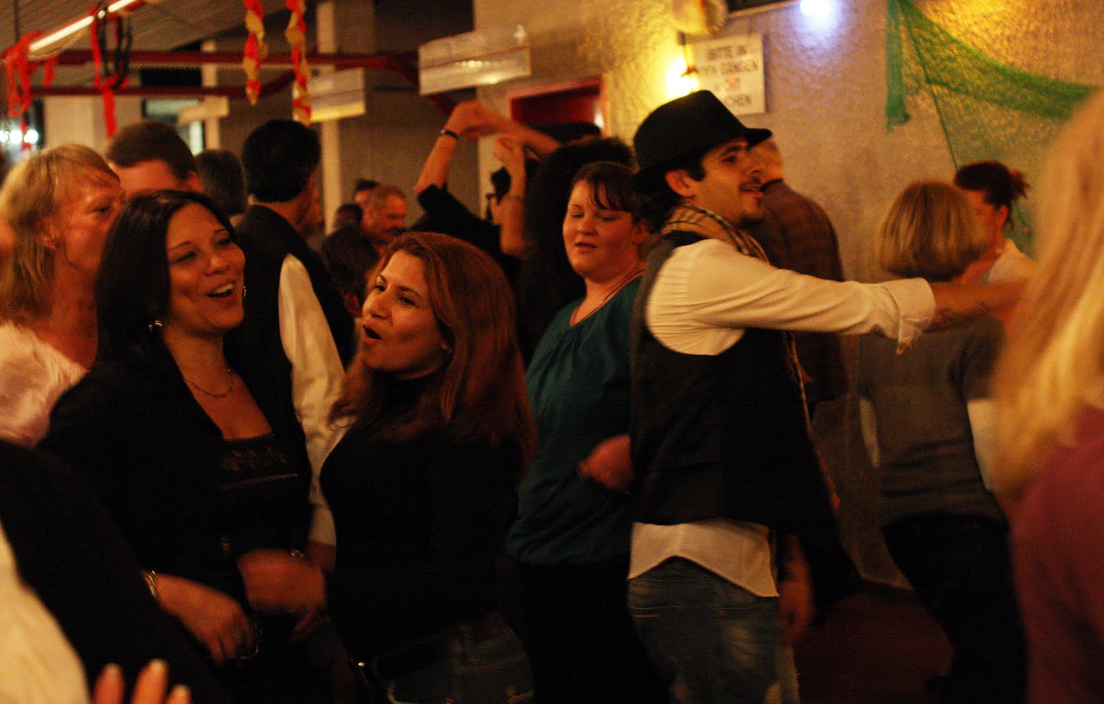 Menschen tanzen und lachen auf einer Party