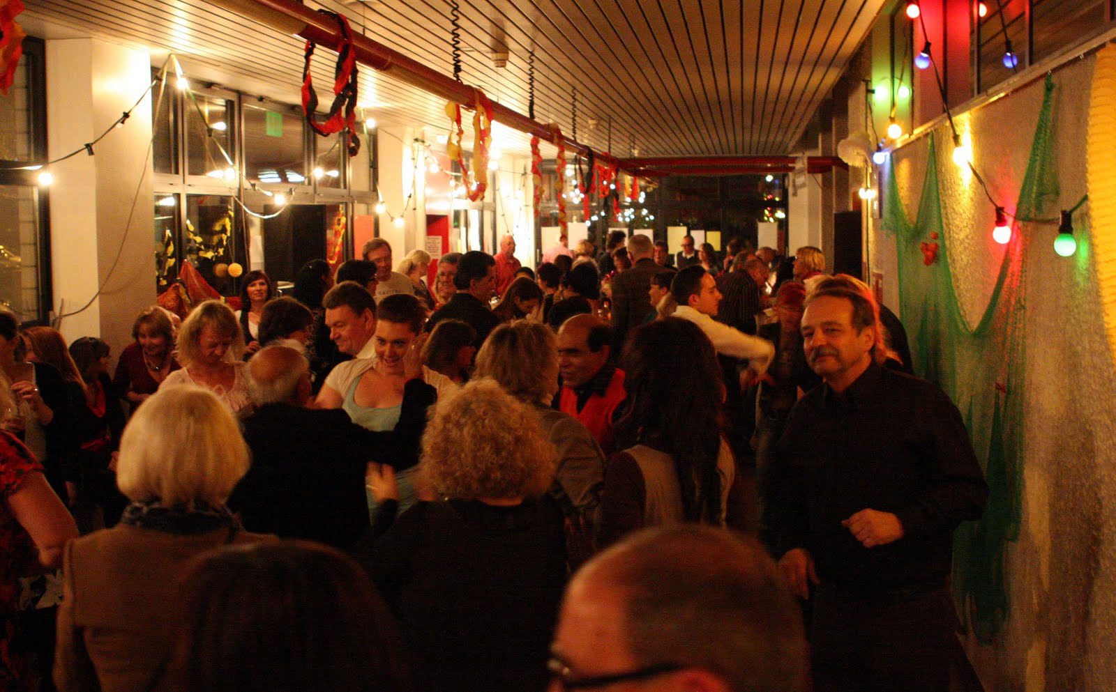 Menschen feiern auf einer gut besuchten Party.