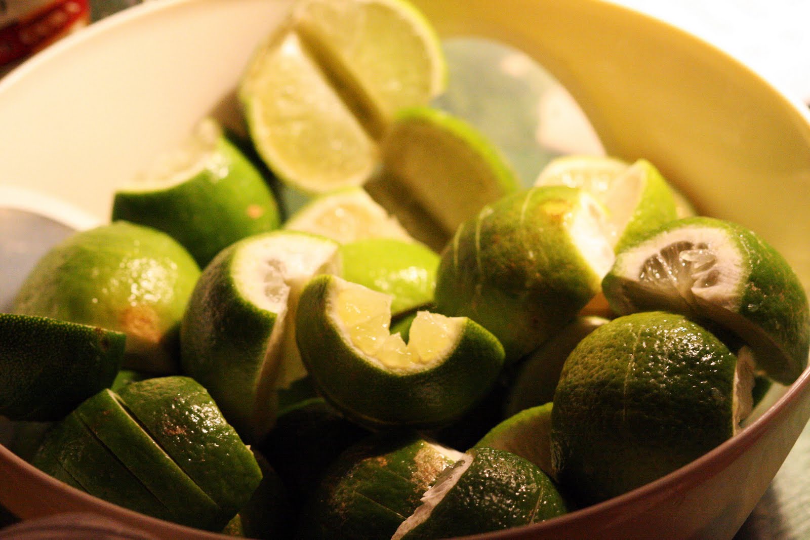 Geschnittene Limetten in einer Schüssel