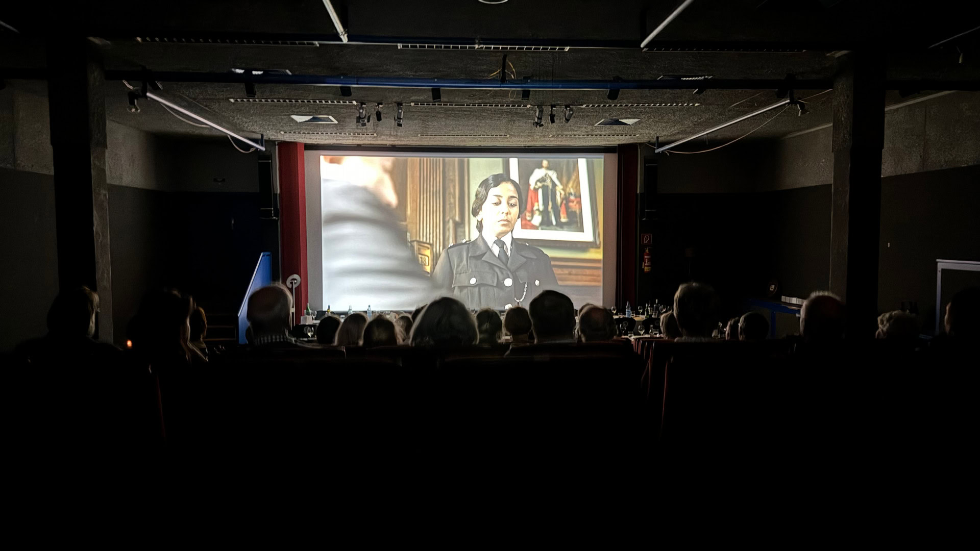 Menschen schauen einen Film im Kino
